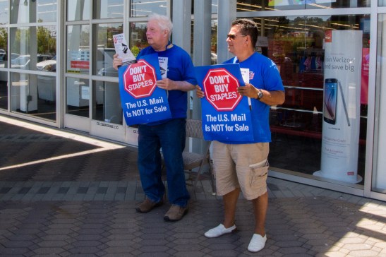 Alan Menjivar (right) and Michael Foley (left) picket outside a Staples store in San Rafael on Tuesday, July 28. (Emilia Rosales/Bay News Rising)